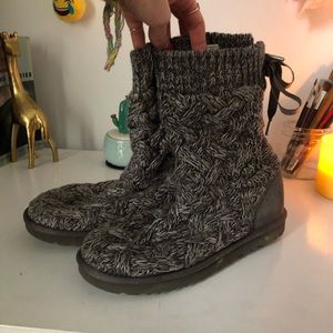 Sweater bow ugg boots